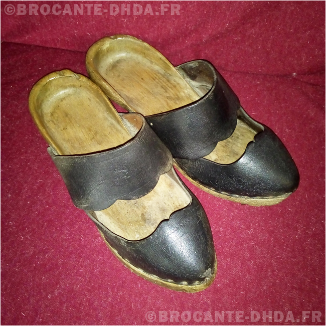 ANCIEN - PAIRE de sabots en bois et cuir noir EUR 15,00 - FR