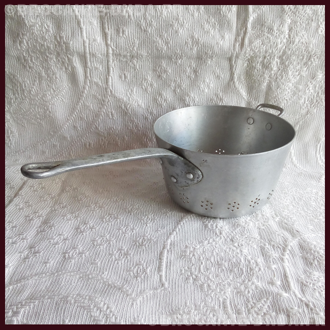 425⚜️ Ancienne Passoire à Tamis Poinçonnée Tournus Unis France en Aluminium Pur