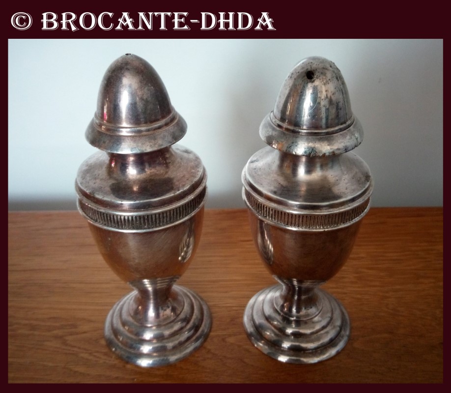 Lot De Salières Et Poivrières Vintage En Métal Argenté Et Verre - Avec Cuillères Forme Seau