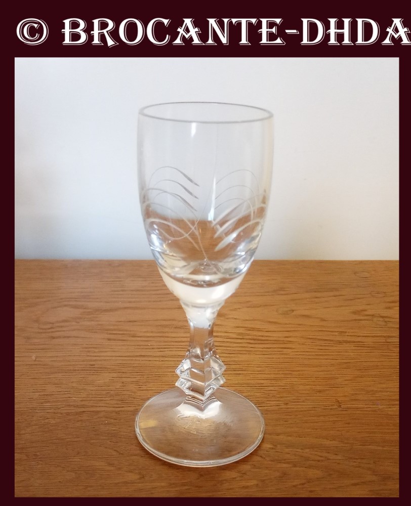 Lot De 8 Verres à Digestif - Vintage - Dont 1 ébréché, 2 Plus Grands