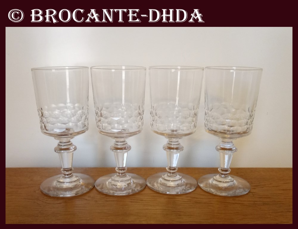 Service de 6 verres à vin blanc en cristal de St Louis modèle Musset Service de 6 verres à vin blanc en cristal de St Louis modèle Musset